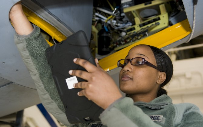 JetBlue Mechanics Choose iPad Mini 3 for Digital Aircraft Maintenance Toolbox