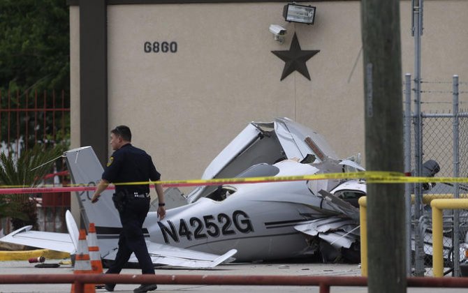 3 dead after plane crashes into car near Houston airport