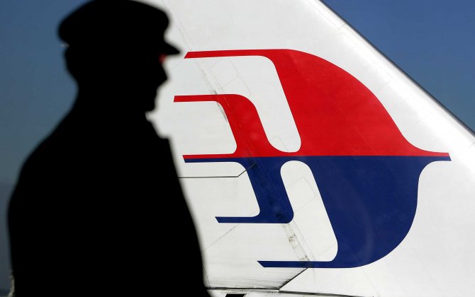 MH370: Plane Wreckage with Pilot Skeleton and Malaysian Airlines Colours "Found"