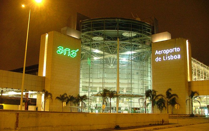 Lisbon airport accidentally shows porn at baggage reclaim