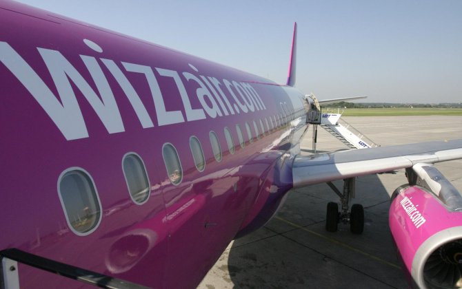 Wizz Air passenger tries to smash down cockpit door
