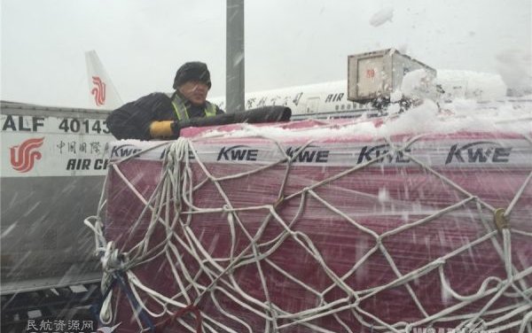 Snow Disrupts Air Traffic at Beijing Capital Airport