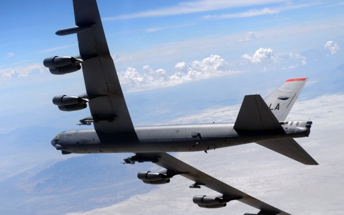 Vintage Boeing B-52 gets new long-range Lockheed cruise missile