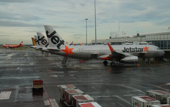 Passengers Terrified When Jetstar Engine Trouble Caused Shuddering, Banging in Midair