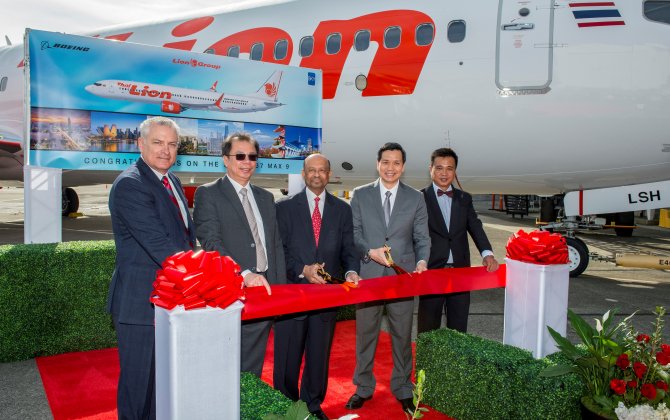 Boeing Delivers First 737 MAX 9