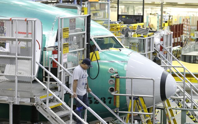 Boeing said to mull stretching 777 to knock out Airbus A380 jet