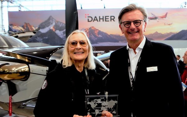 Daher recognizes Margrit Waltz on her 960th flight