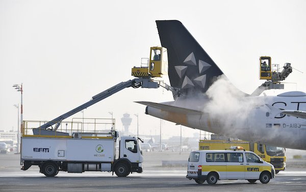 E-mobility on the rise at Munich Airport - Electric "elephant" de-ices aircraft
