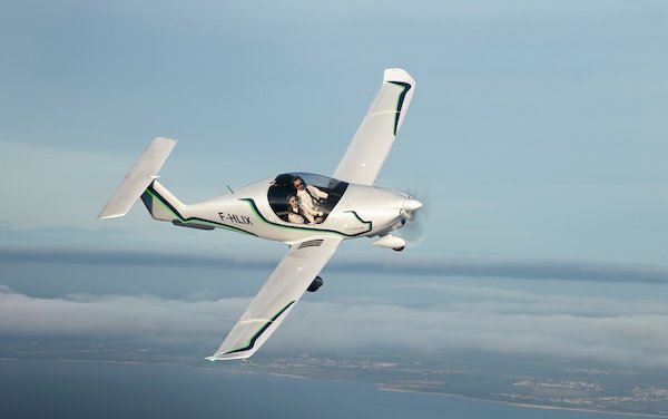 Elixir Aircraft signs contract with Leading Edge Aviation for 5 aircraft, financed by Green Aerolease