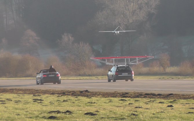 Incredible computer-controlled drone lands on moving car