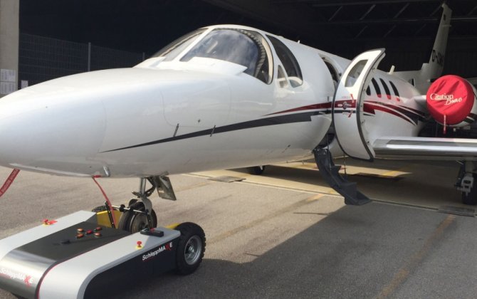 New Aircraft Towing System Makes U.S. Debut