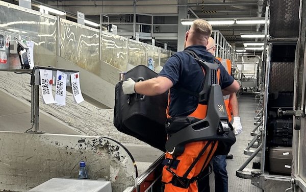 Nuremberg airport: baggage handlers test a connected robotic exoskeleton