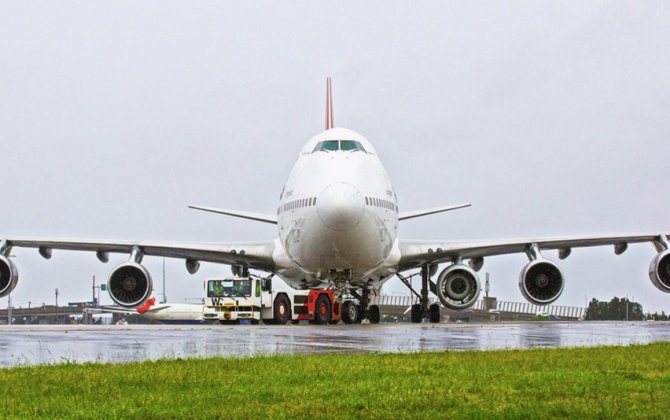 Qantas plane flies with an extra engine on the wing