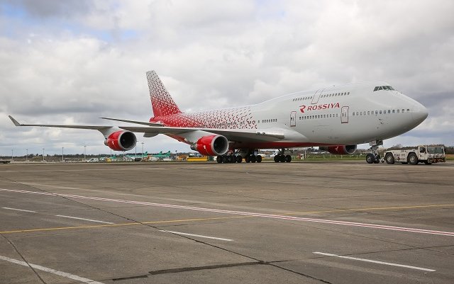 Rossiya receives 747-400 in new colours