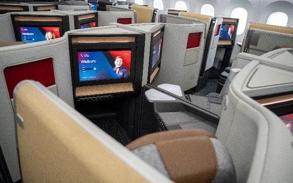 Thales celebrates American Airlines 1st 787-9 aircraft flying with AVANT Up Inflight Entertainment System