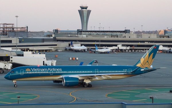 Vietnam Airlines began regular commercial direct flights to the United States 