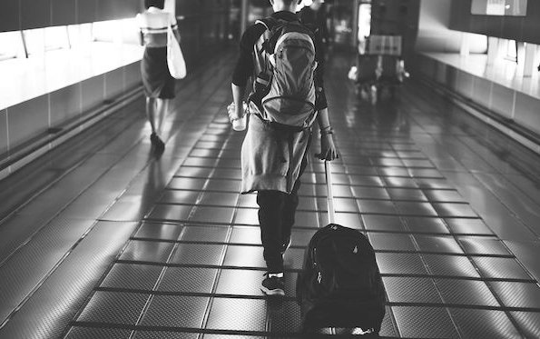 Who arrives Earlier to the Airport - Women or Men?
