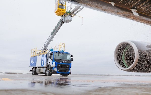 World First Electrically Powered Aircraft De-Icing Truck